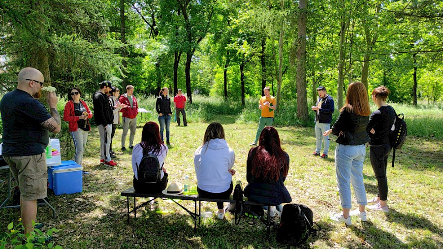 Sudionici slušaju upute instruktora u hladu na disc golf terenu u Varaždinu