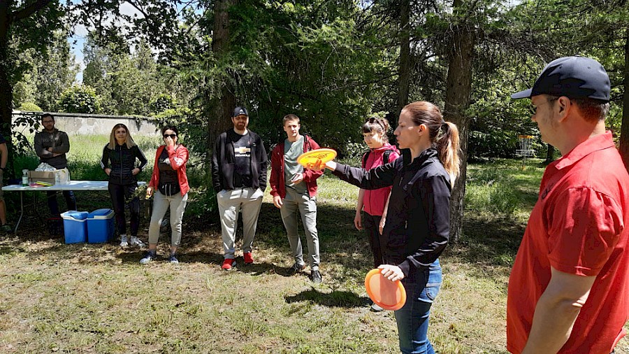 Uvodna poduka bacanja diska s instruktorom na team building programu u Varaždinu