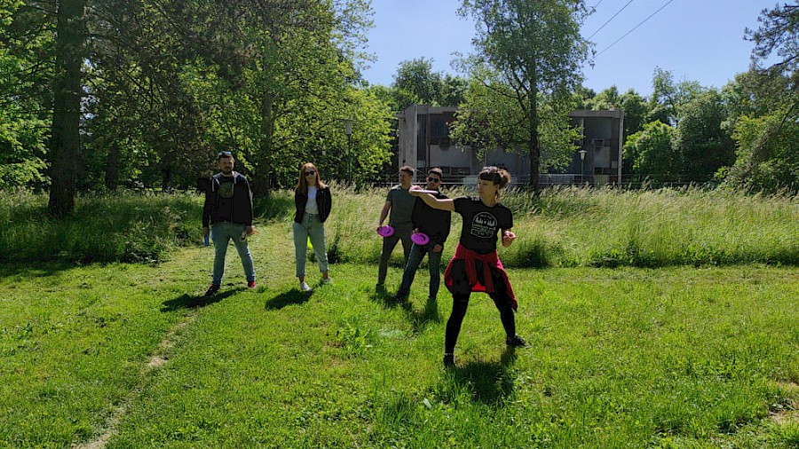 Formiranje ekipa od tri člana prije natjecanja u disc golfu u Varaždinu