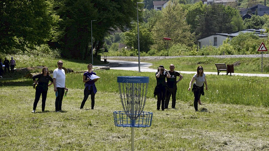 Metalni koš kao cilj na disc golf stazi tijekom ekipnog natjecanja u Varaždin
