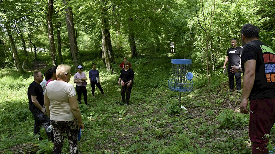 Ekipa prilazi košu na šumovitom dijelu disc golf staze u Varaždinu