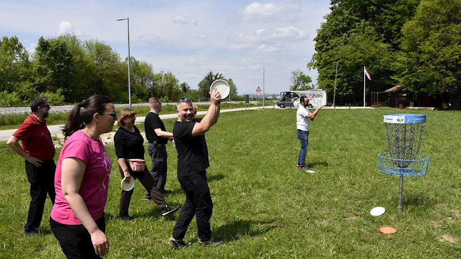 Bacanje diska na disc golf stazi tijekom ekipnog team buildinga u Varaždinu
