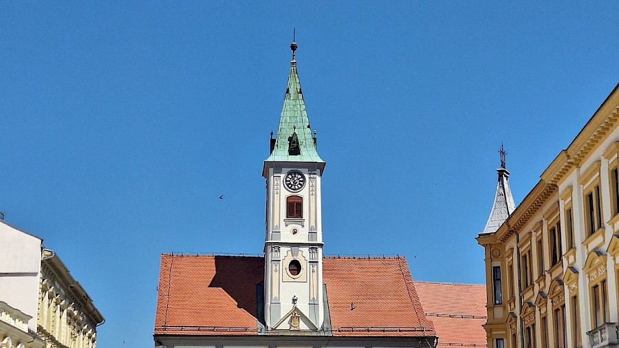 Gradska vijećnica s tornjem i satom na glavnom trgu u Varaždinu, mjesto susreta s turističkim vodičem