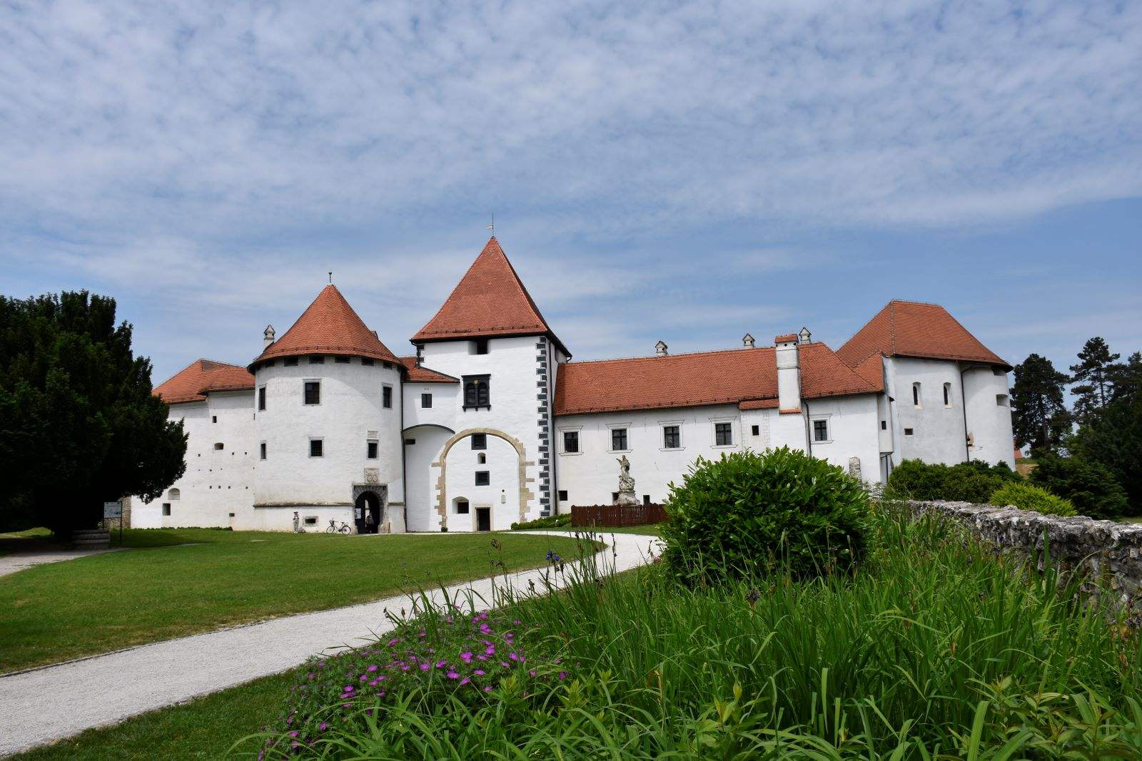 Stari grad Varaždin, srednjovjekovna utvrda s bijelim bedemima, postaja na turi s turističkim vodičem
