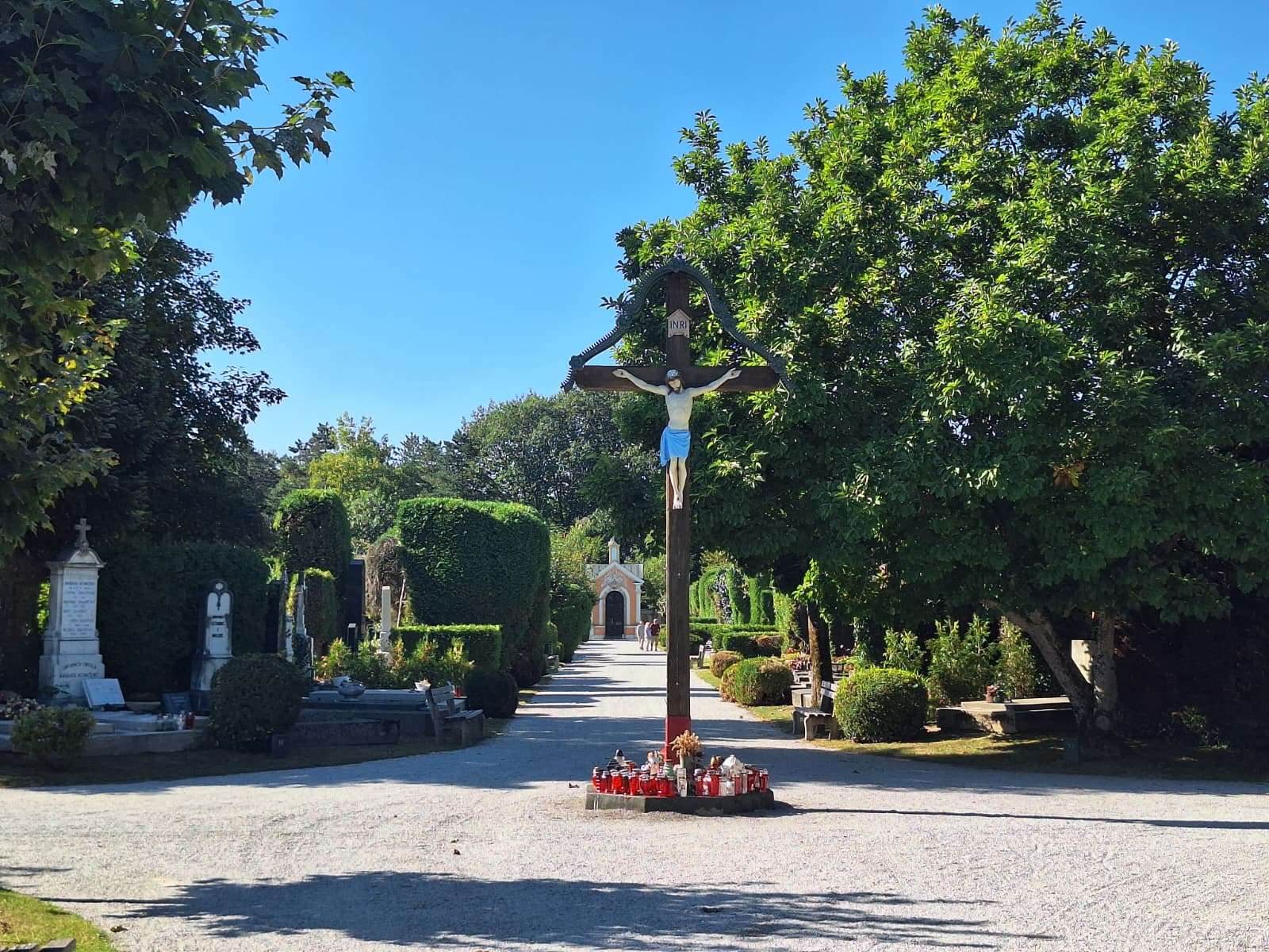 Varaždinsko groblje s oblikovanim živicama i grobnicama tijekom ture s turističkim vodičem