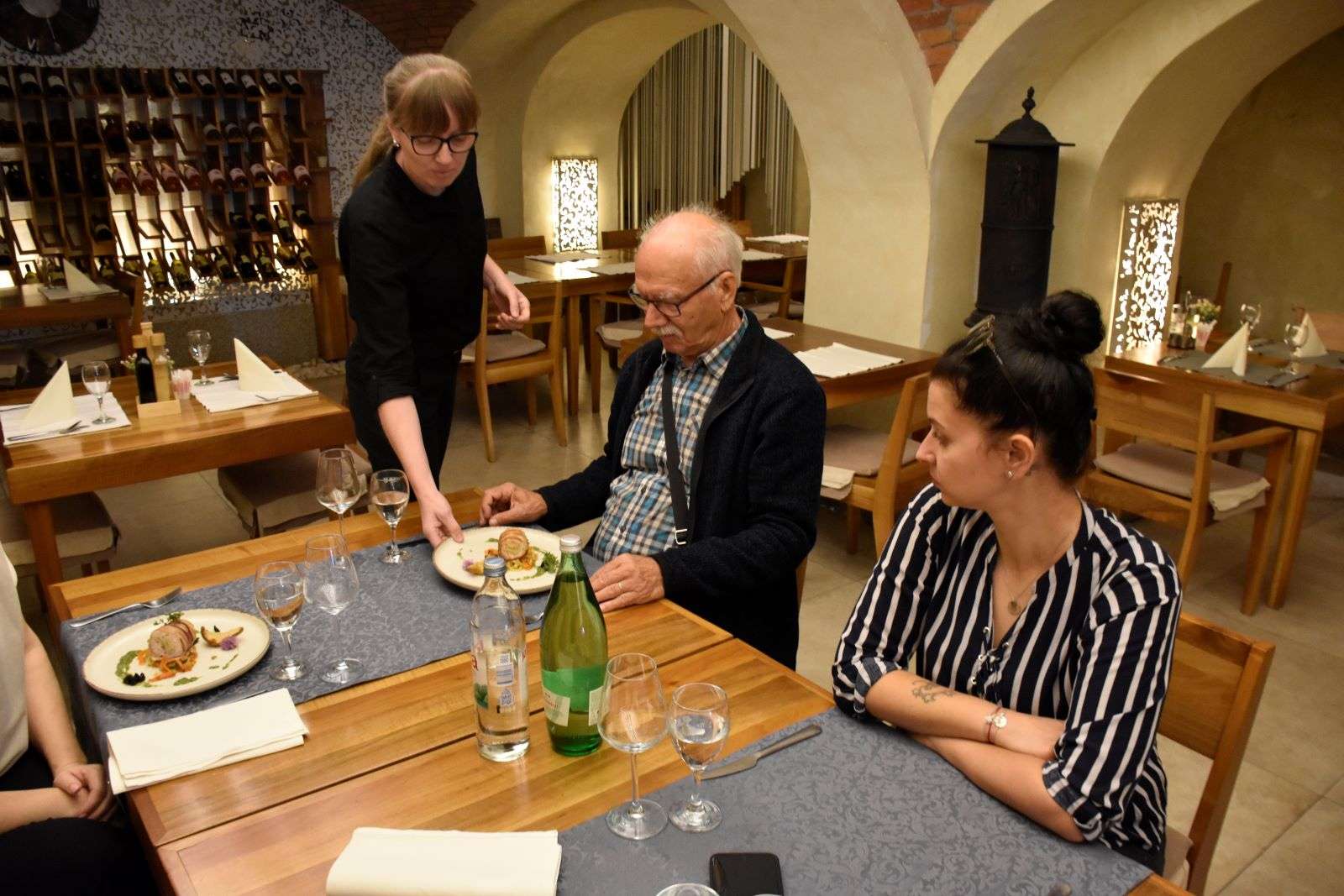 Posluživanje jednog od tri slijeda gostima na Food & Wine Walk turi u Varaždinu